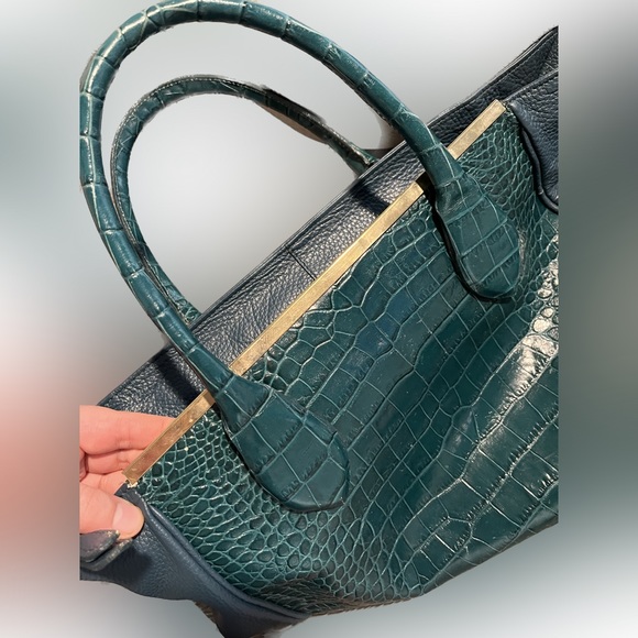 Rowallan of Scotland Genuine Leather in Crocodile Pattern w/ Gold Metal Accents - Picture 9 of 16